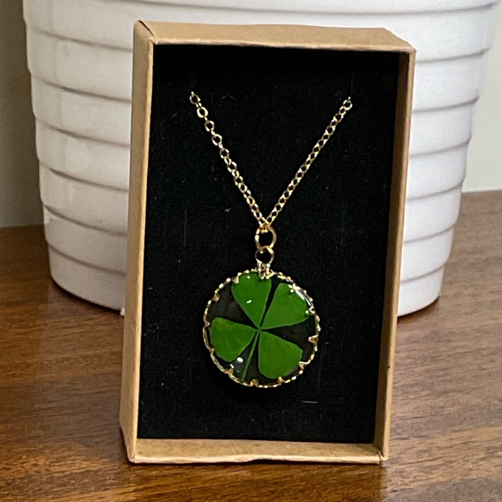 Four Leaf Clover 🍀 Pendant Necklace with Gold Toned Chain